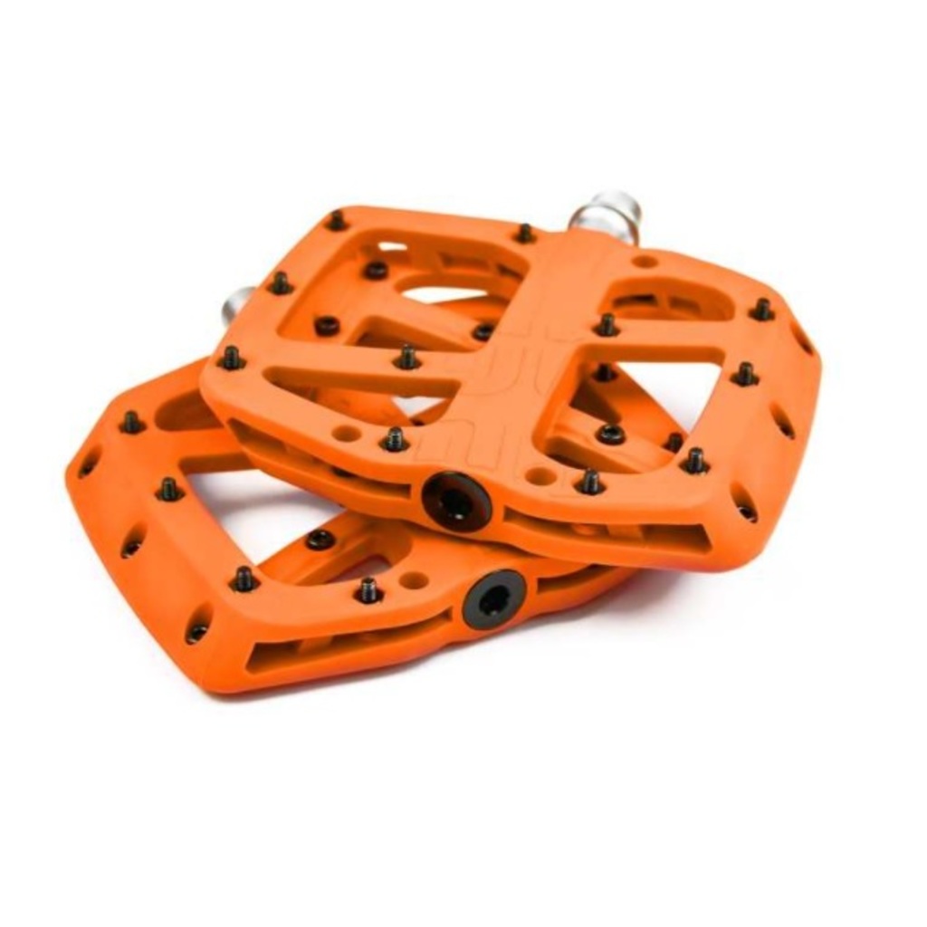 E*thirteen Base Flat Pedal - Composite Body -22 Pins